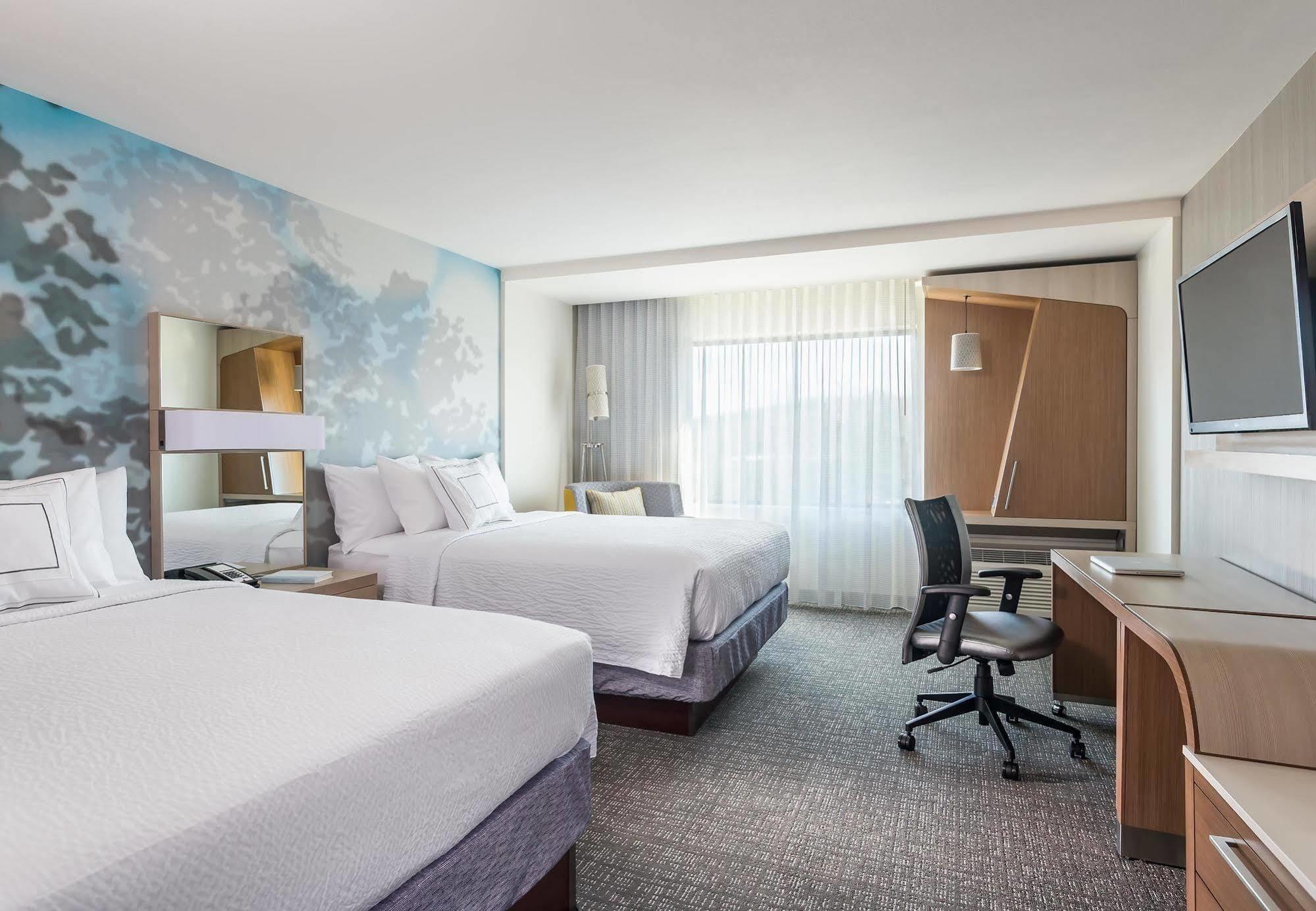 Courtyard By Marriott Appleton Riverfront Exterior photo
